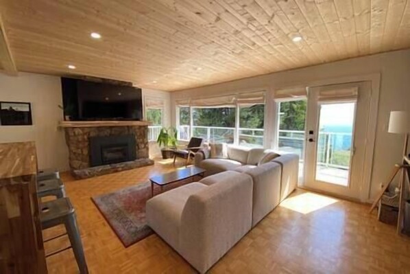 TV, fireplace, stereo