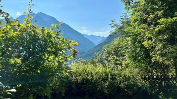 2 bedrooms, travel crib, free WiFi, bed sheets