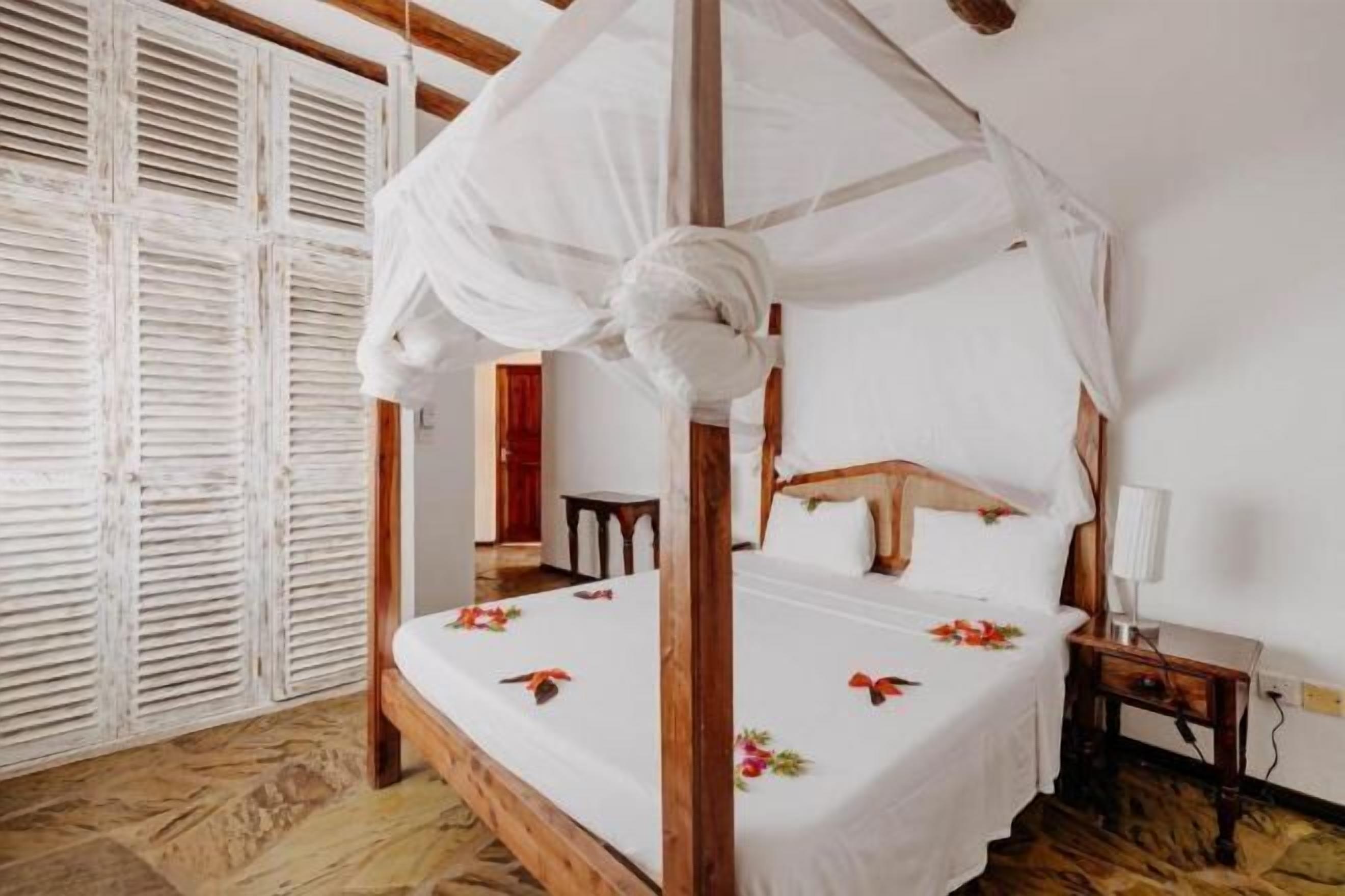 Meja kerja, ruang kerja ramah laptop, dan tempat tidur bayi gratis