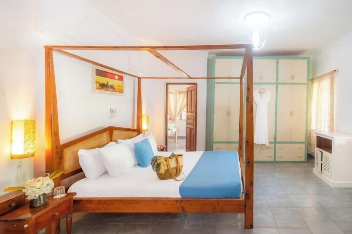 Skrivbord, arbetsyta för laptop, gratis barnsängar och sängkläder