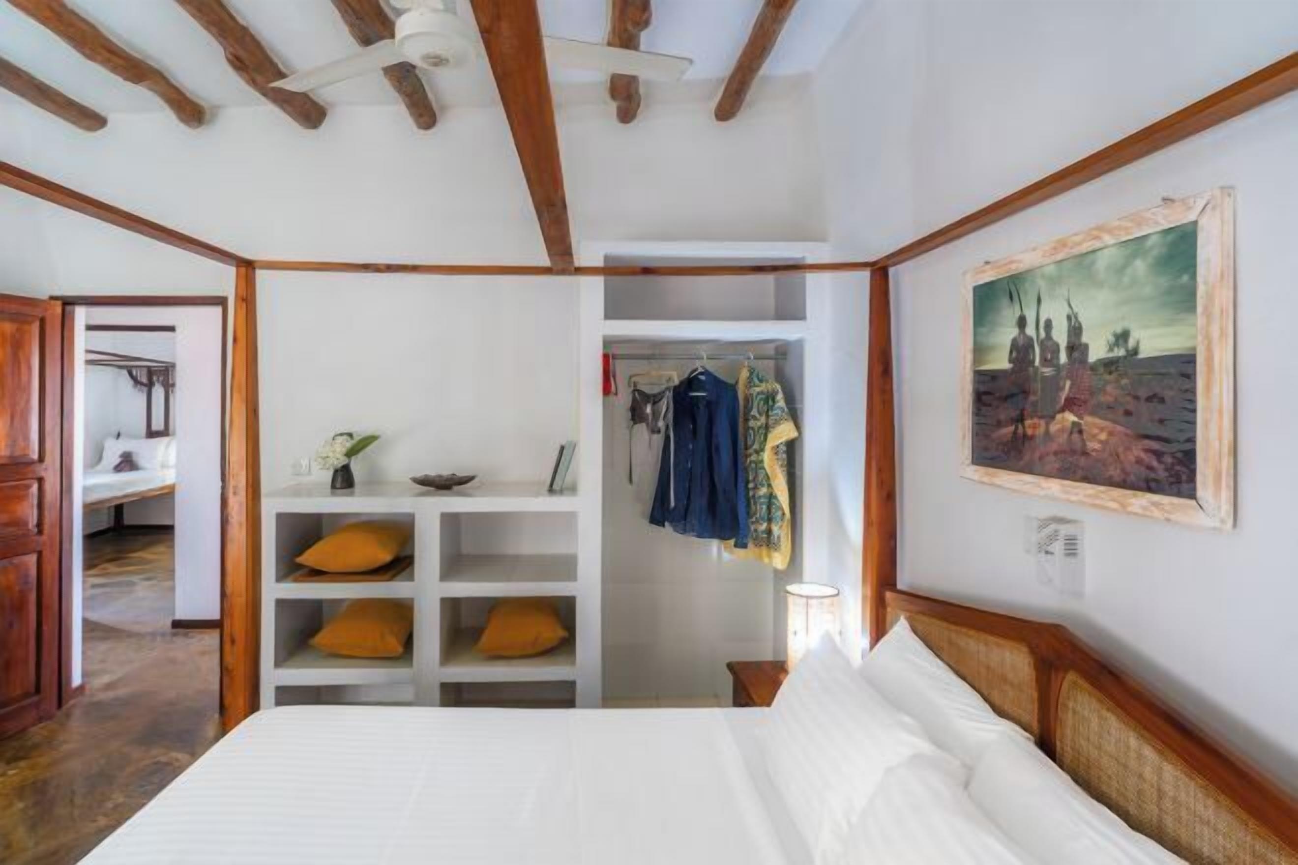 Schreibtisch, laptopgeeigneter Arbeitsplatz, kostenlose Babybetten