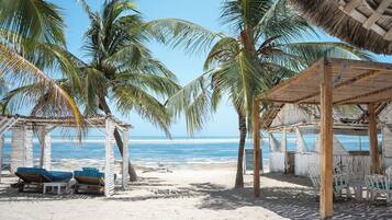 Privatstrand in der Nähe, weißer Sandstrand, Liegestühle