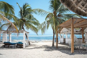 Playa privada en los alrededores, arena blanca