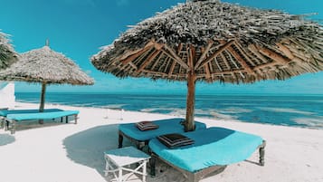 Plage privée à proximité, sable blanc, chaises longues