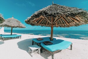 Private beach nearby, white sand, sun loungers - Exploreans Malaika Villas & Beach Club (Malindi)
