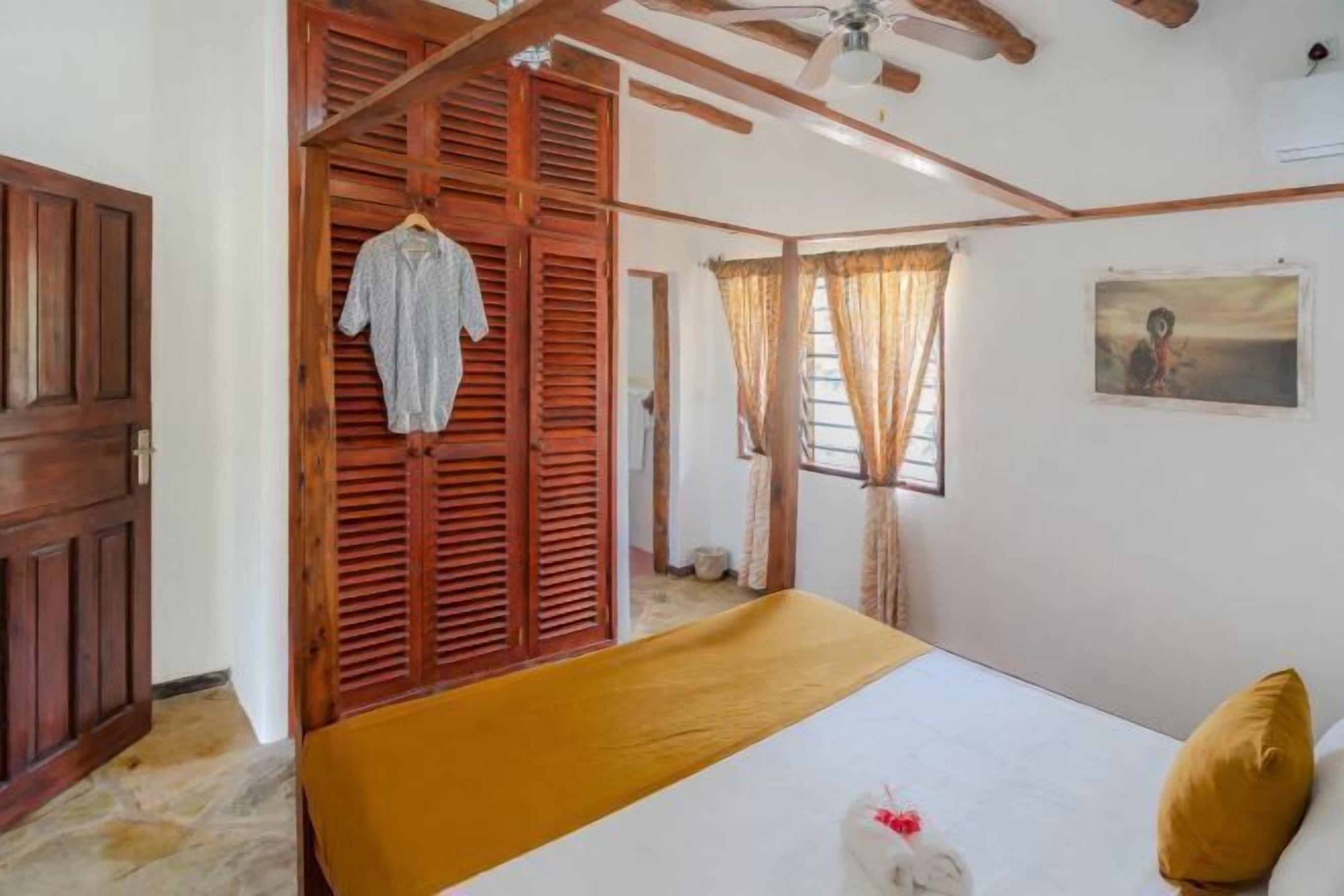 Schreibtisch, laptopgeeigneter Arbeitsplatz, kostenlose Babybetten