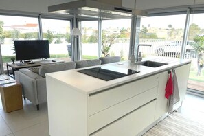 Fridge, oven, dishwasher, coffee/tea maker
