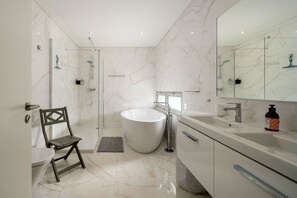 Shower, hair dryer, towels
