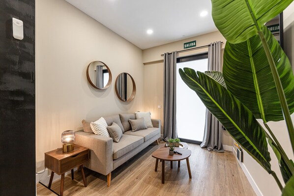 TV - Waou Essence II Lavapiés - Alquiler Corta Duración (Madrid)