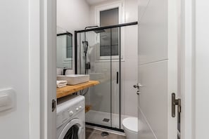 Shower, hair dryer, towels