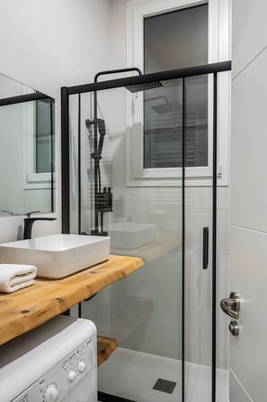 Shower, hair dryer, towels - Waou Essence II Lavapiés - Alquiler Corta Duración (Madrid)