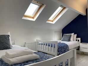 4 bedrooms, desk, iron/ironing board, free WiFi - West Kirby Town House near beach, restaurants etc (West Kirby)