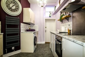 Private kitchen - Bridge Street Rows Apartment - a house that sleeps 8 guests in 3 bedrooms (Chester)