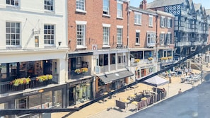 Outdoor dining - Bridge Street Rows Apartment -  a house that sleeps 8 guests  in 3 bedrooms (Chester)