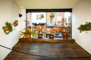 Interior - Bridge Street Rows Apartment - a house that sleeps 8 guests in 3 bedrooms (Chester)