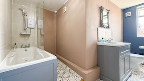 Hair dryer, towels - Bridge Street Rows Apartment -  a house that sleeps 8 guests  in 3 bedrooms (Chester)