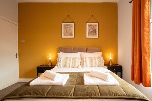 2 chambres, fer et planche à repasser, lit de bébé portatif
