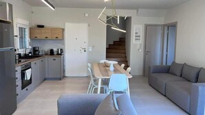 Una cocina moderna con comedor y zona de estar.