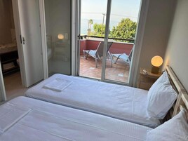 Caja fuerte, cortinas opacas, sistema de insonorización