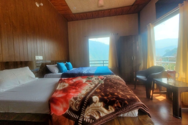 Kolmen hengen deluxe-huone | Untuvapeitot, memory foam -patjalliset sängyt, yksilöllisesti kalustettu