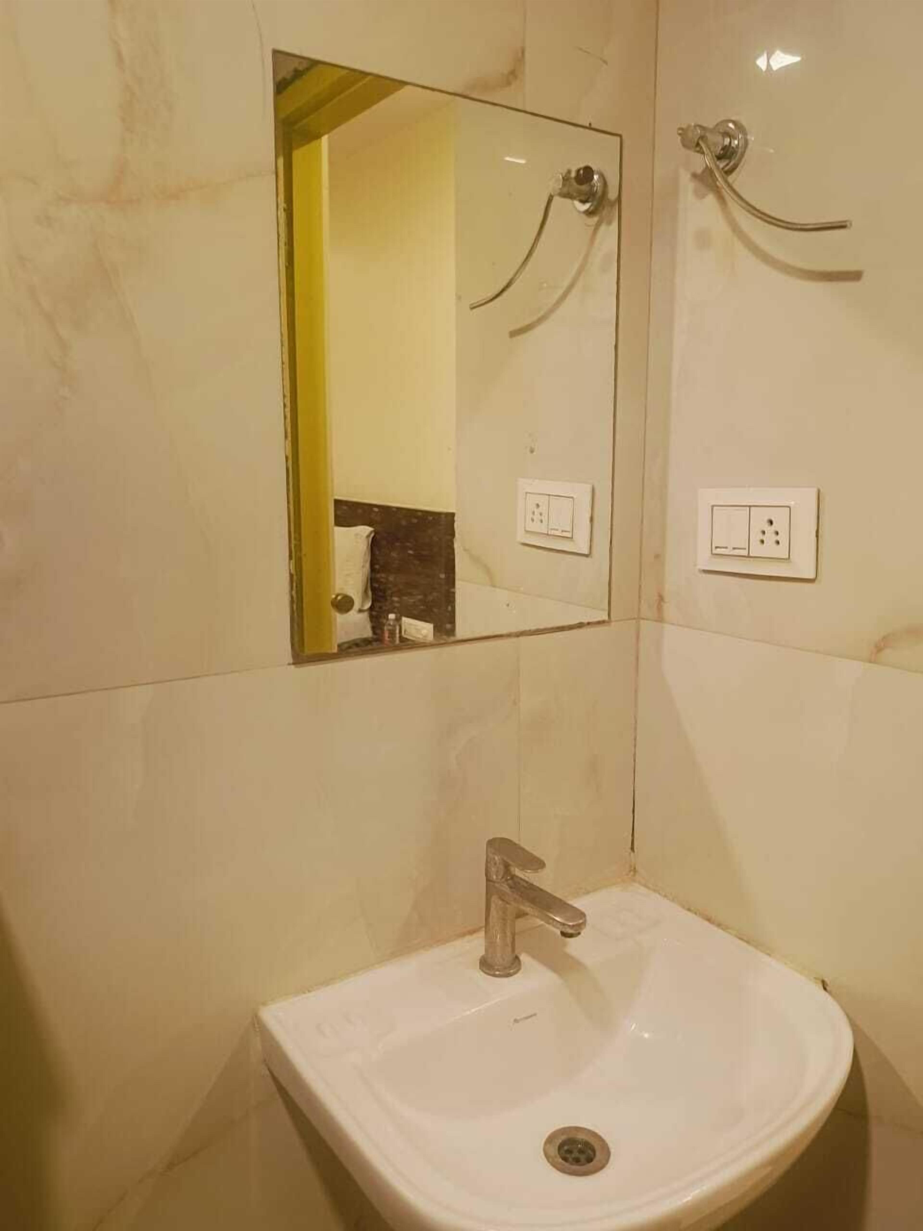 Shower, perlengkapan mandi gratis, pengering rambut, dan handuk