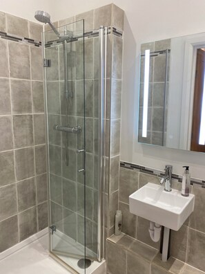 Habitación Deluxe doble, vistas al patio | Baño | Ducha y cabezal de ducha tipo lluvia