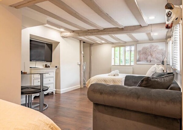 Superior studio | Luxe beddengoed, bedden met traagschuimmatrassen