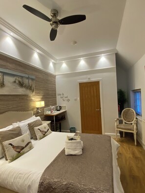 Habitación Deluxe doble, vistas al patio | Ropa de cama de alta calidad y colchones viscoelásticos