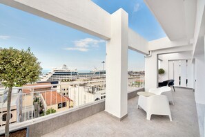 Beach/ocean view - Oddity by halu! (Thessaloniki)
