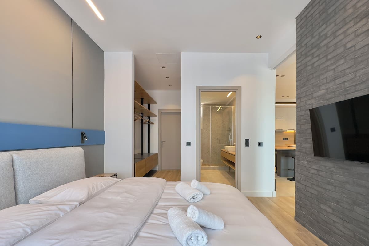 1 bedroom, premium bedding, desk, laptop workspace