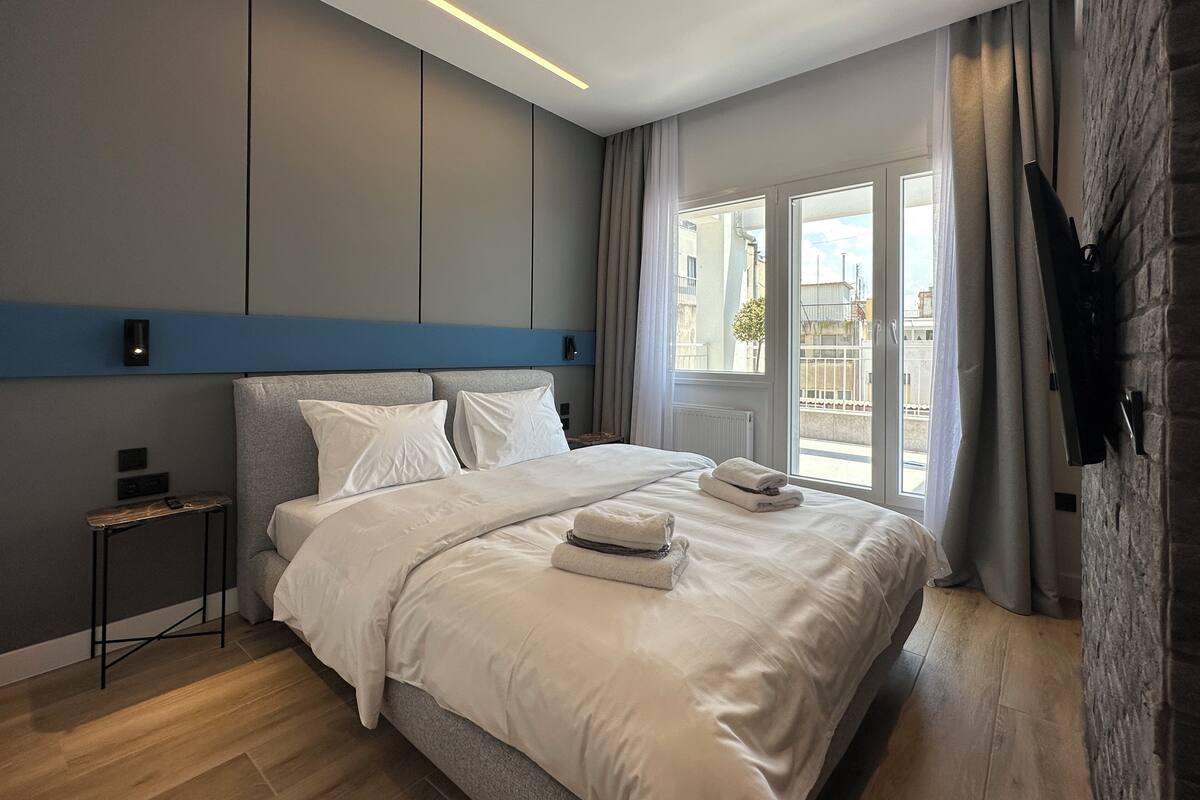 1 bedroom, premium bedding, desk, laptop workspace
