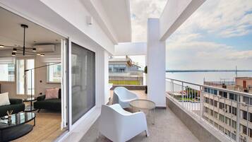 Deluxe Apartment | Balcony