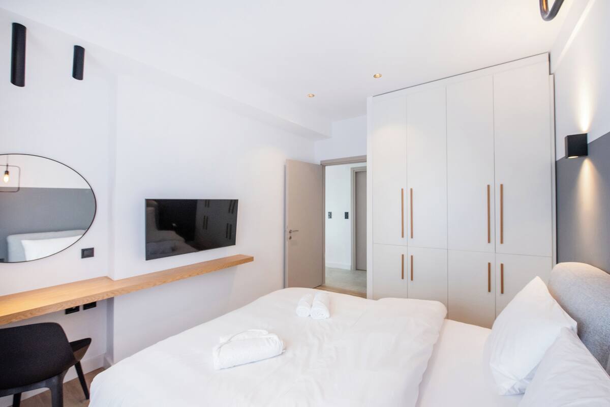 1 bedroom, premium bedding, desk, laptop workspace