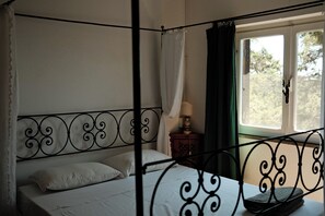 4 bedrooms, iron/ironing board, bed sheets