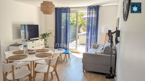 Téléviseur connecté, table de ping-pong