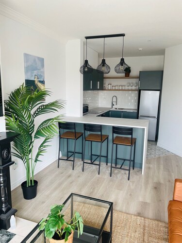 Modern and Spacious No. 5 - sleeps 6 - free parking