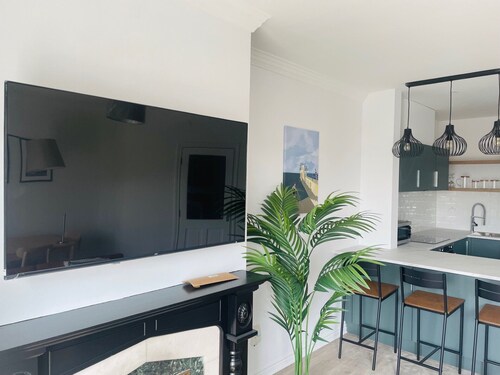 Modern and Spacious No. 5 - sleeps 6 - free parking