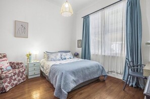 3 bedrooms, iron/ironing board, WiFi, bed sheets - Beach, bars, cafes, shops, and cinema on your doorstep!  (Lower Hutt)
