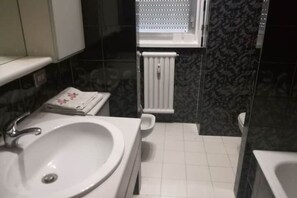 Dutxa, assecador de cabells, bidet i tovalloles