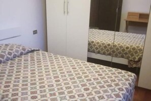 3 habitaciones, escritorio, tabla de planchar con plancha y wifi 