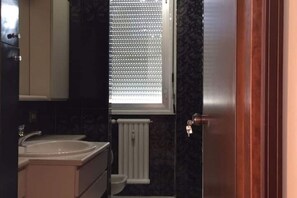 Douche, séchoir à cheveux, bidet, serviettes fournies