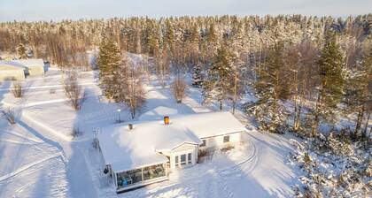 Villa Porila - Lapin taikaa
Iso talo järven rannalla luonnon keskellä