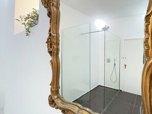 Doccia, vasca idromassaggio, asciugacapelli, bidet