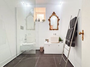 Ducha, bañera de hidromasaje, secador de pelo, bidet