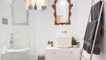 Doccia, vasca idromassaggio, asciugacapelli, bidet