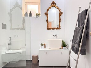 Douche, baignoire à jets, sèche-cheveux, bidet