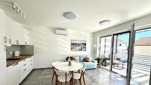 อพาร์ทเมนท์, 2 ห้องนอน, ระเบียง, วิวสวน | ร้านอาหาร