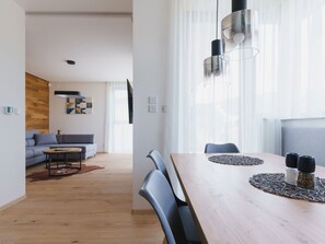 Dining - Lovely apartment for 6 people with WIFI, TV and balcony (Klášterec Nad Ohrí)