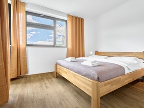 2 bedrooms, travel cot, free WiFi