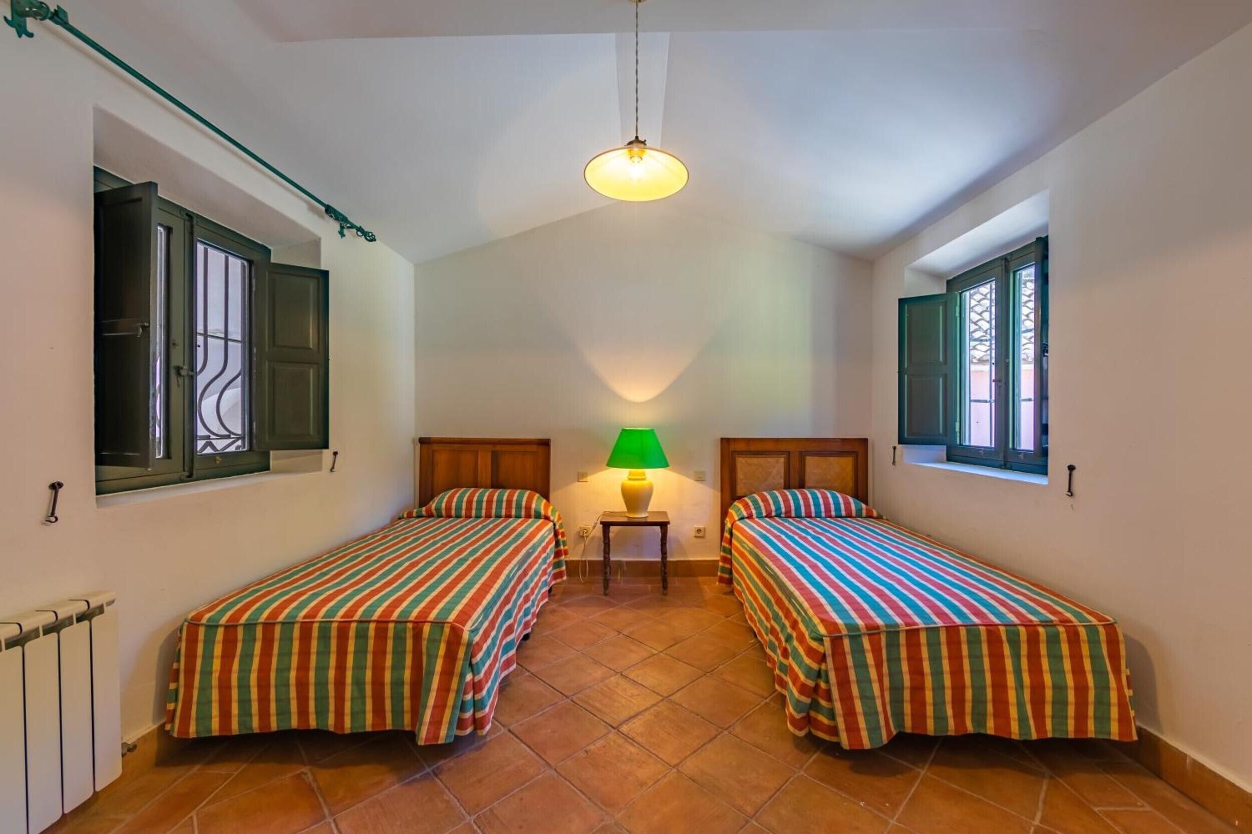 6 slaapkamers, een strijkplank/strijkijzer, gratis wifi, beddengoed